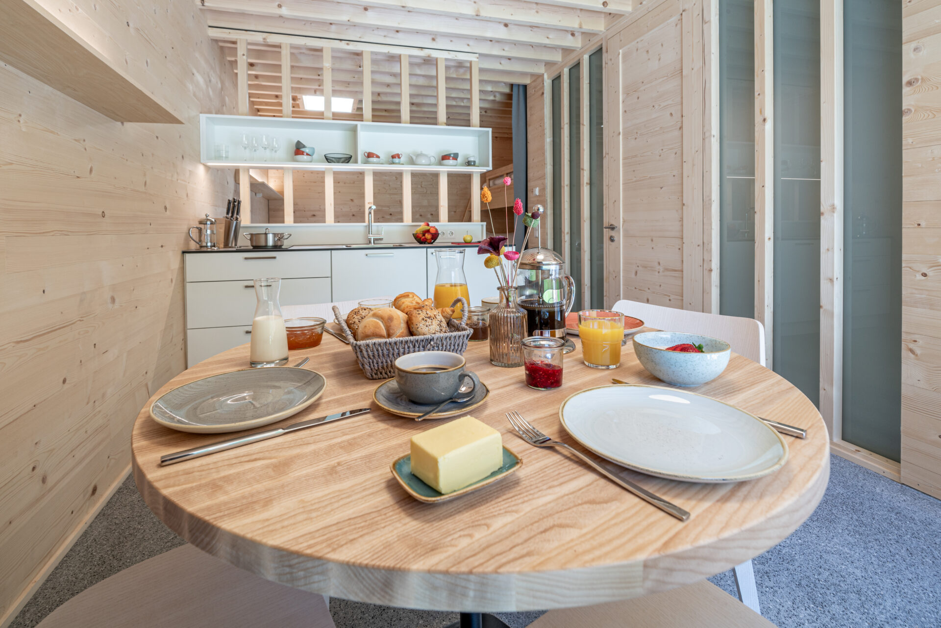 Gedeckter Frühstückstisch in einem Apartment am Campingplatz