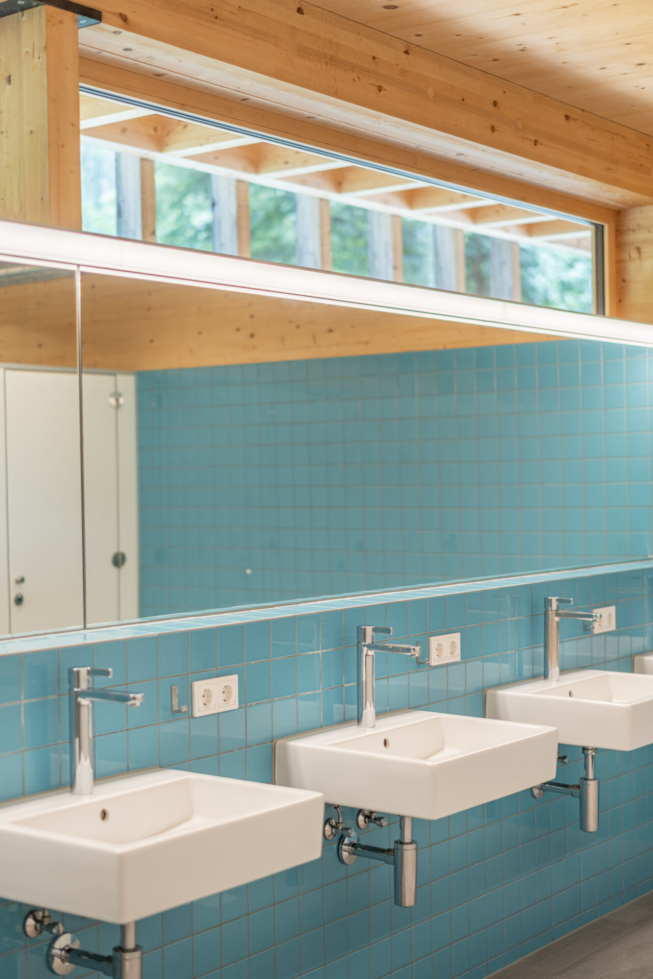 Sanitärgebäude, Herren Duschen, Waschbecken