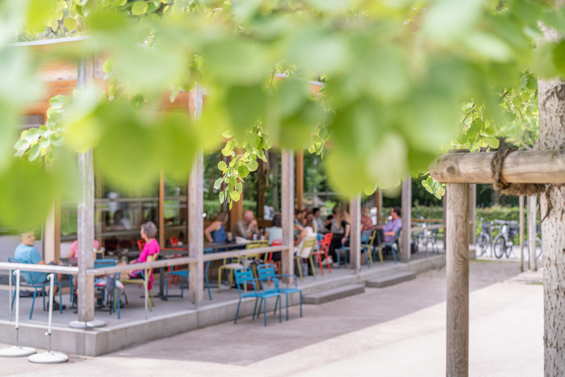 Restaurant Frischluft am Camping Dornbirn, Terrasse, Sonne, Bunte Stühle, Personen