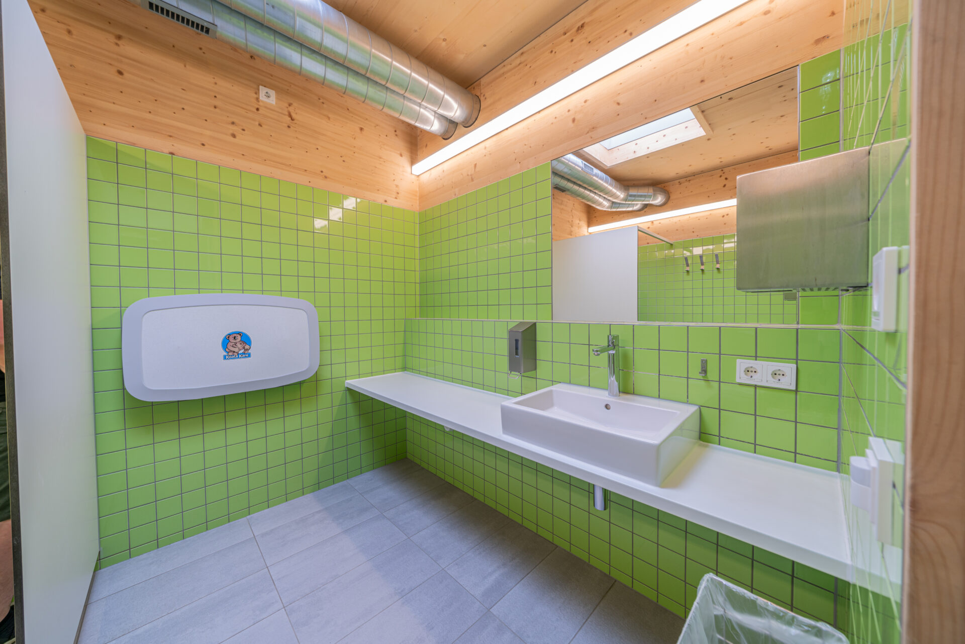 Campingplatz, Sanitärgebäude, Familienbad, Wickeltisch, Waschbecken, Dusche
