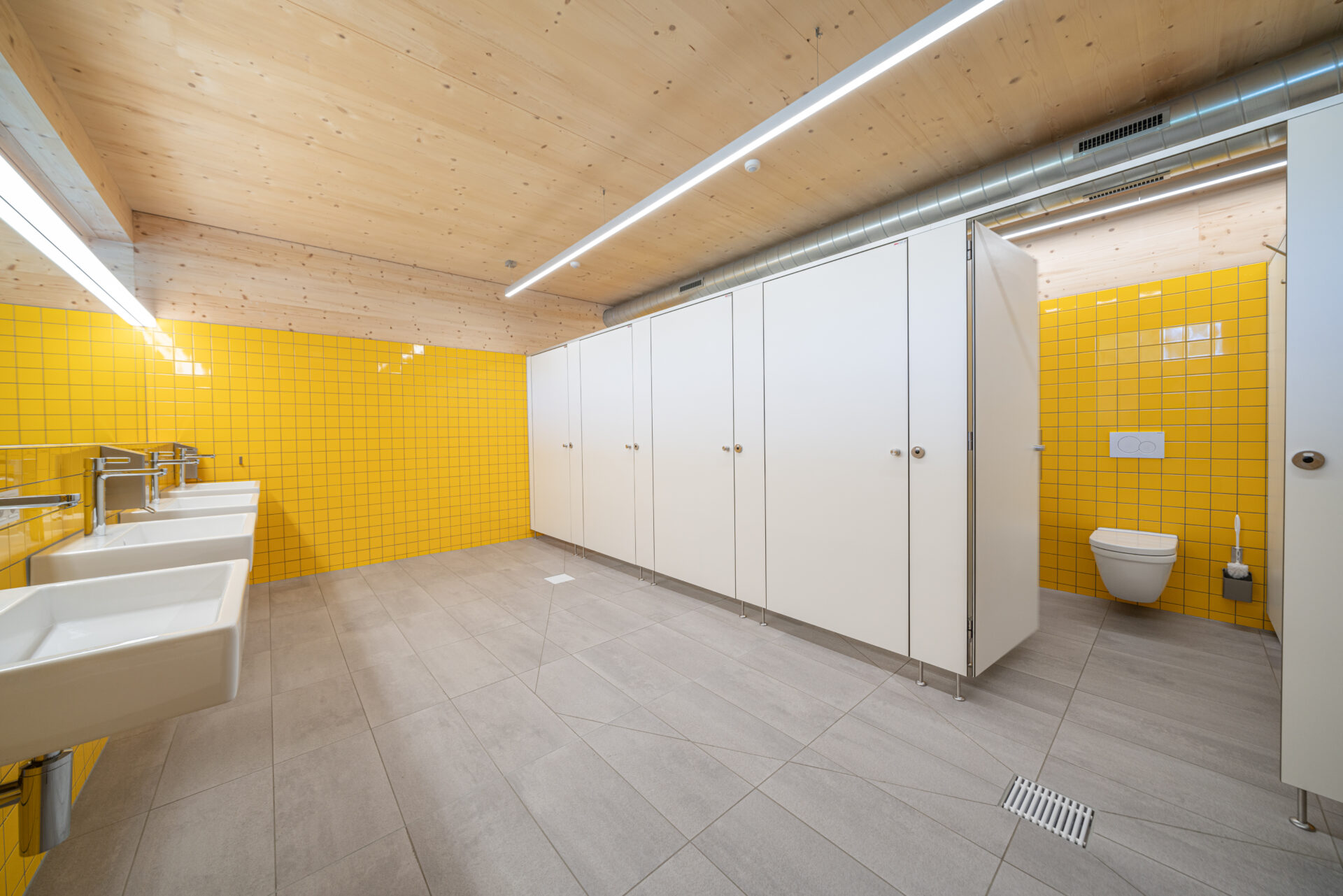 Campingplatz, Sanitärgebäude, Damen Toiletten