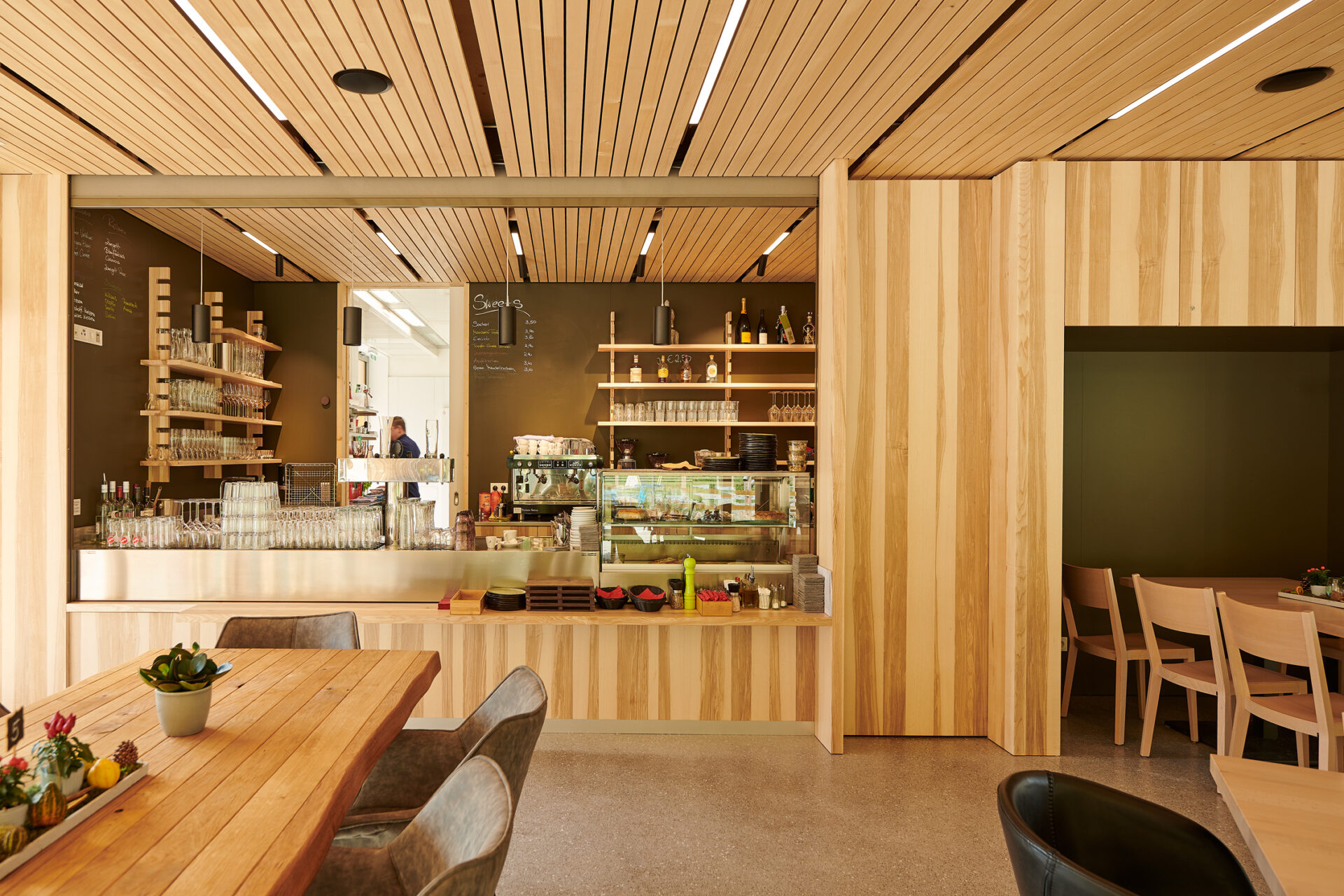Restaurant Frischluft von Innen, Holz, Hell, Buffet