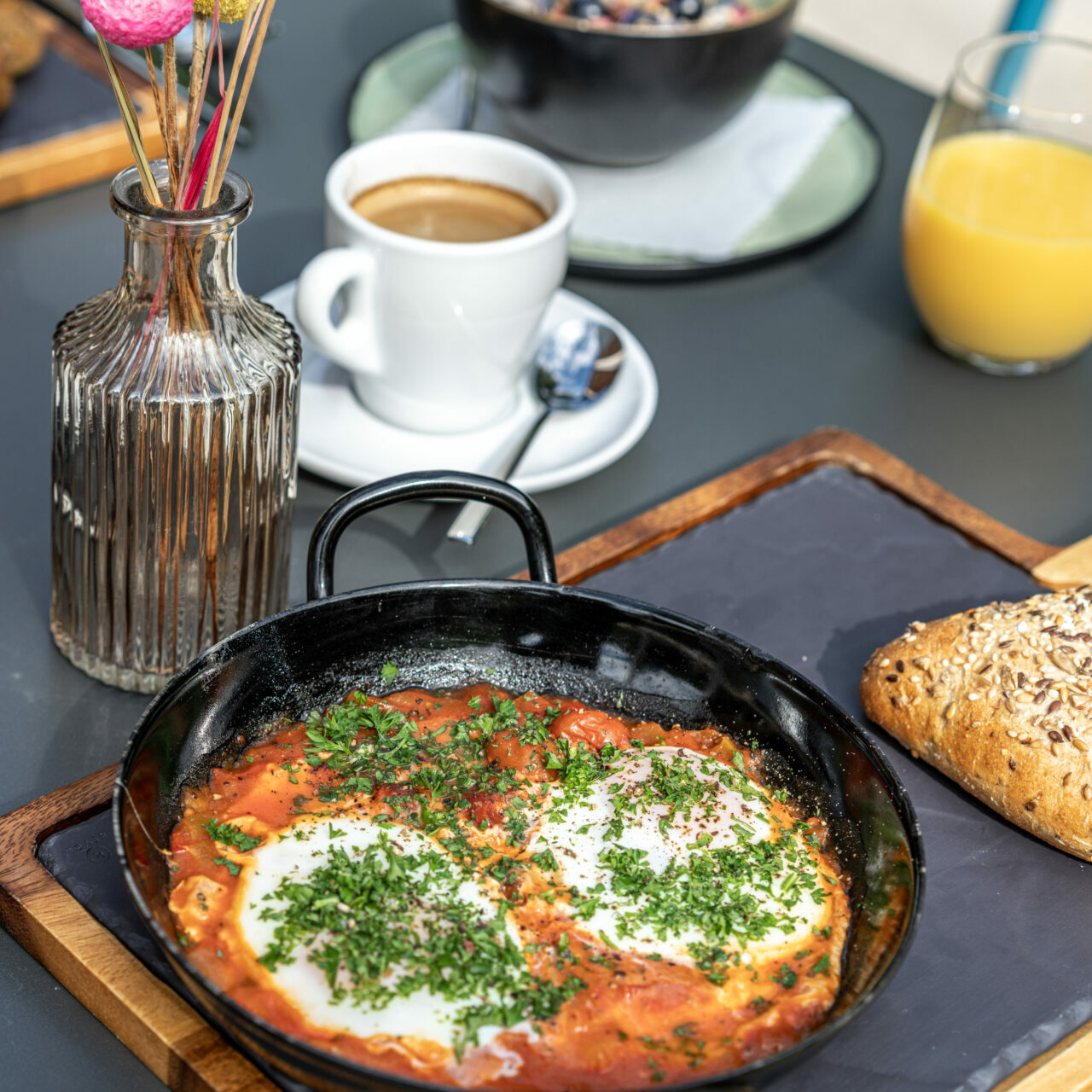 Frühstückstisch im Restaurant Frischluft am Camping Dornbirn