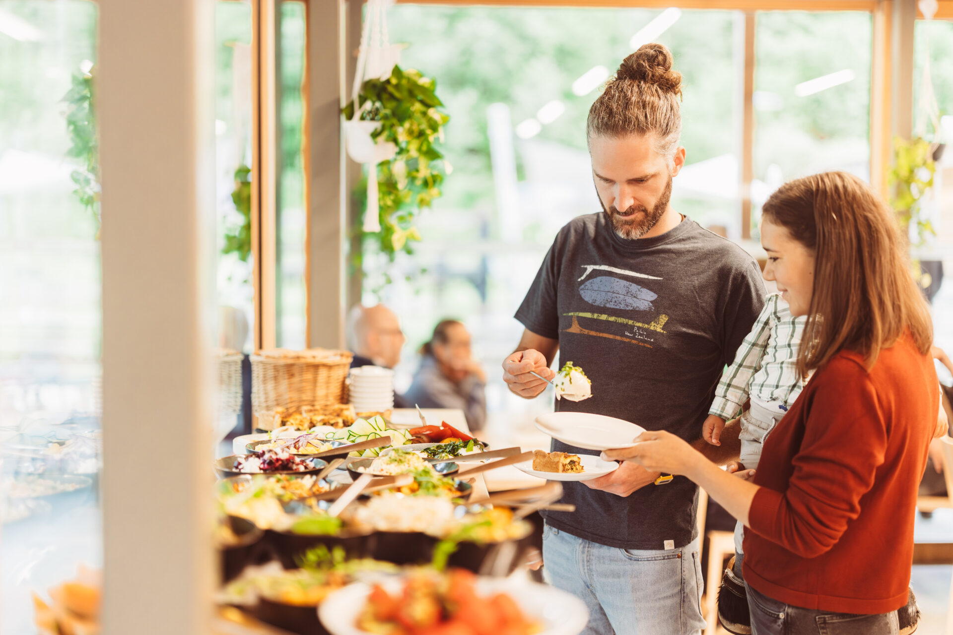 Familie am Buffet