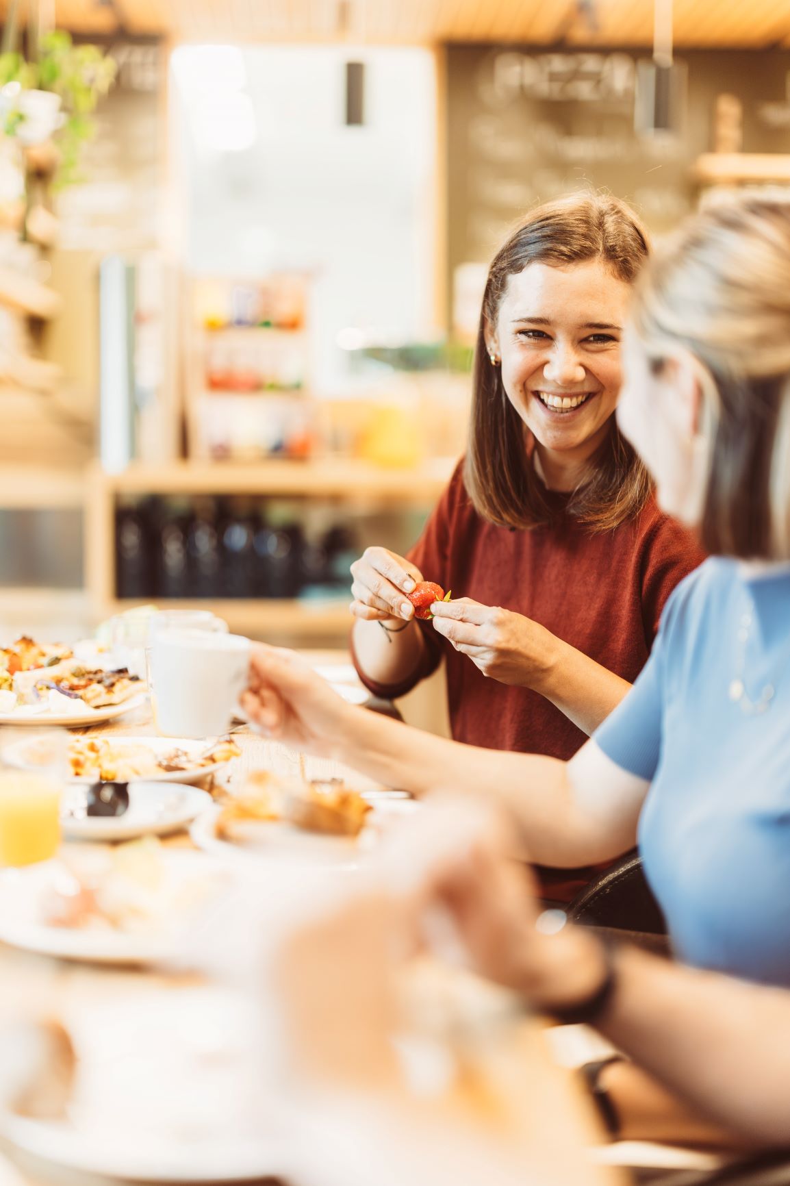 Freundinnen am Frühstücken